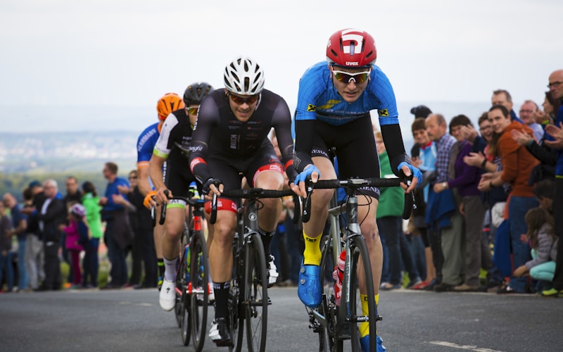 现代化体育直播控制室内众多屏幕显示不同角度足球与NBA比赛画面